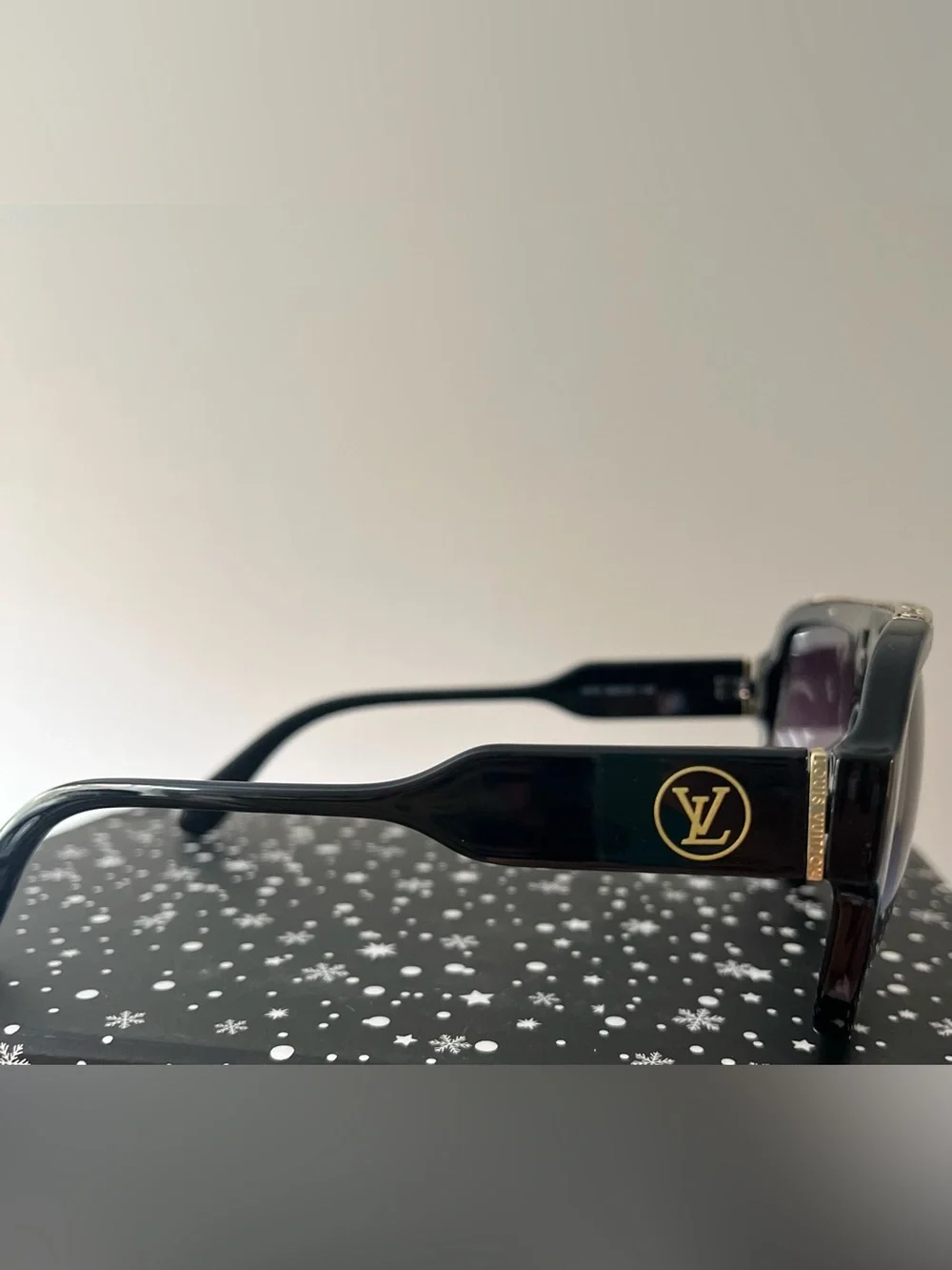 *LV Vibe* Black Square Sunglasses - Classic Frame with Gold Accents